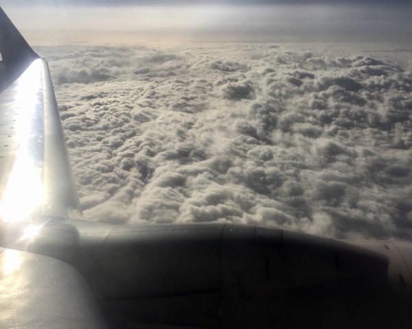 Im Flugzeug über den Wolken