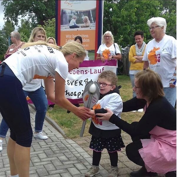 Berührende Momente: Die kleine Amy empfängt die Fackel © Anja Bieber