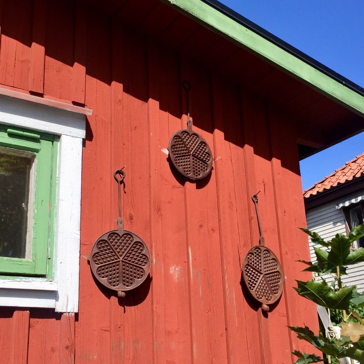 Die Schweden lieben ihre Waffeln so sehr, dass sie sich die Eisen an die Wand hängen © Sandra Grüning