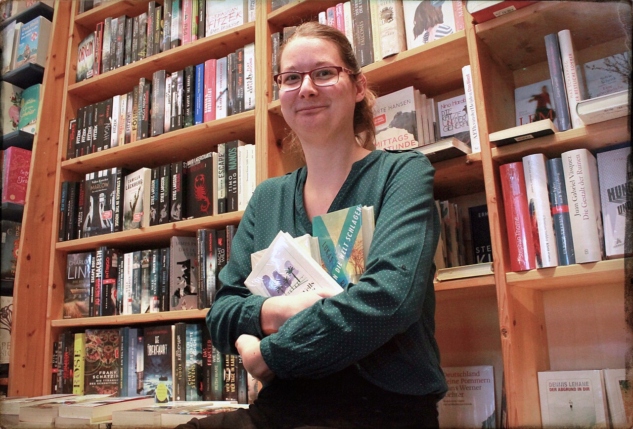 Karolin Asmus, Bücherliebhaberin, vor einem Regal voller Bücher in ihrer Strandbuchhandlung © Sandra Grüning