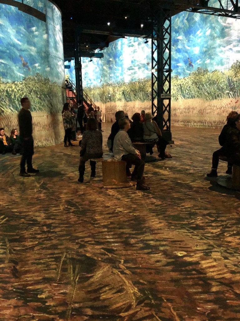 Van Gogh-Ausstellung in alter Fabrikhalle, Laserprojektionen der Bilder an den Wänden und auf dem Boden © Sandra Grüning