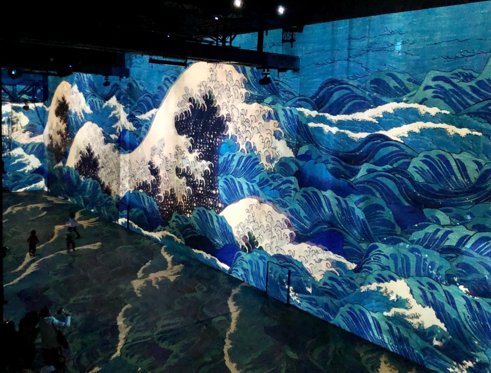 Laserprojektion eines japanischen Holzschnitts auf eine Fabrikwand, Wellen und Meer © Sandra Grüning