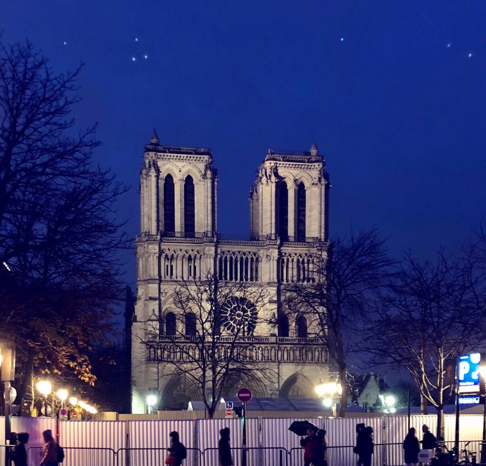 Fassade von Notre Dame bei Nacht © Sandra Grüning