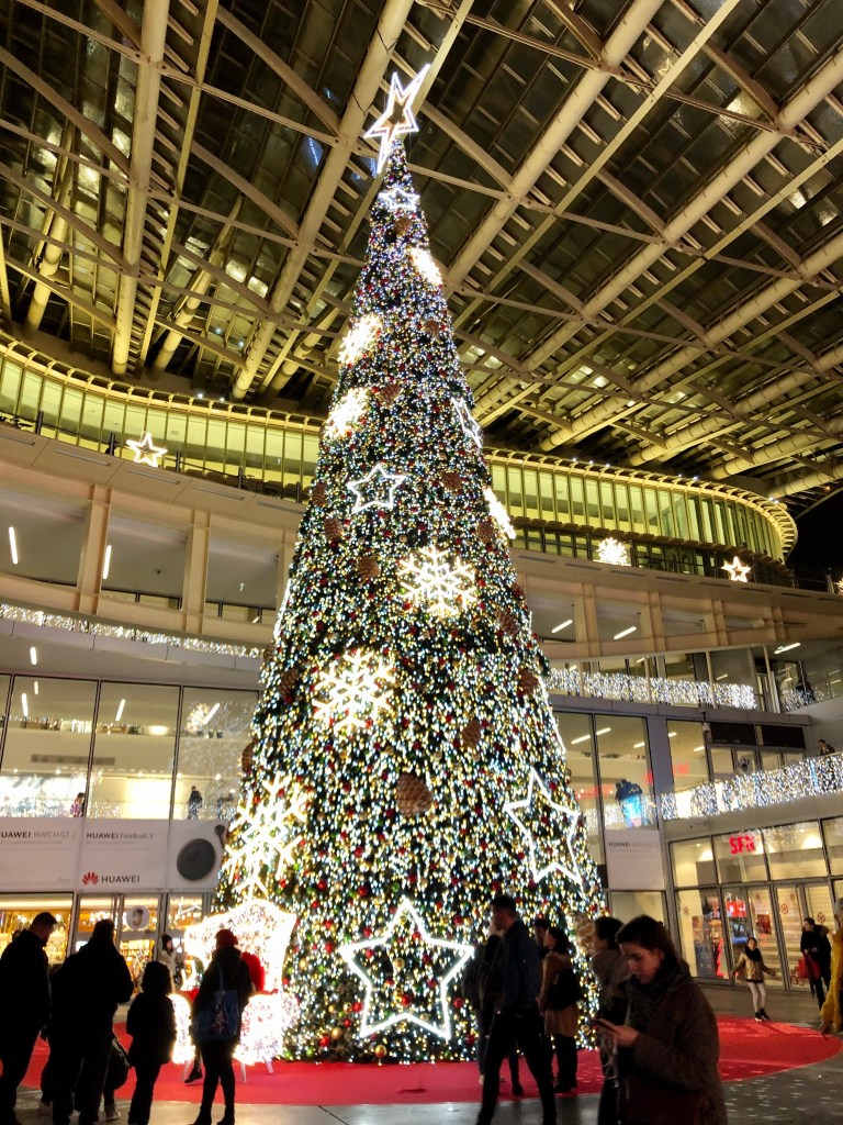 Riesiger Christbaum in Pariser Einkaufszentrum © Sandra Grüning