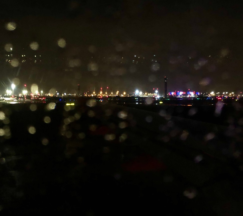 Lichter neben dem Rollfeld © Sandra Grüning