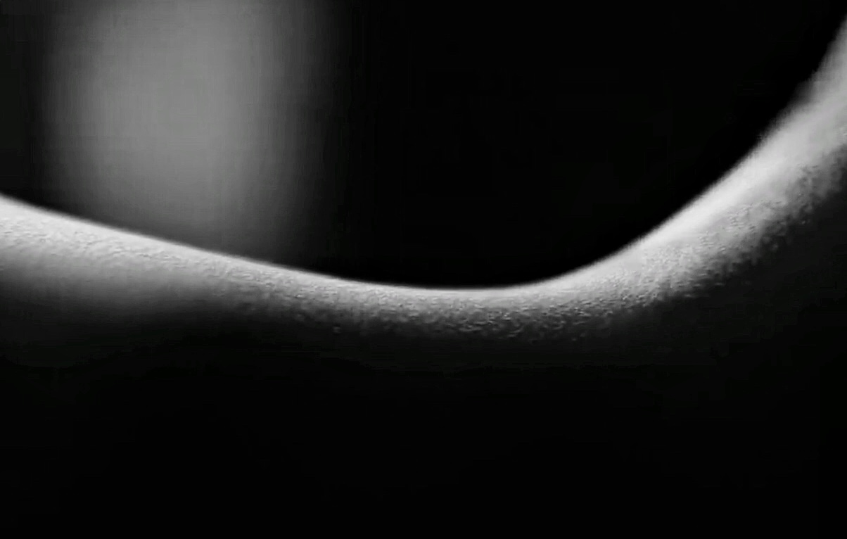 Silhouette eines Körpers in Schwarz/Weiß