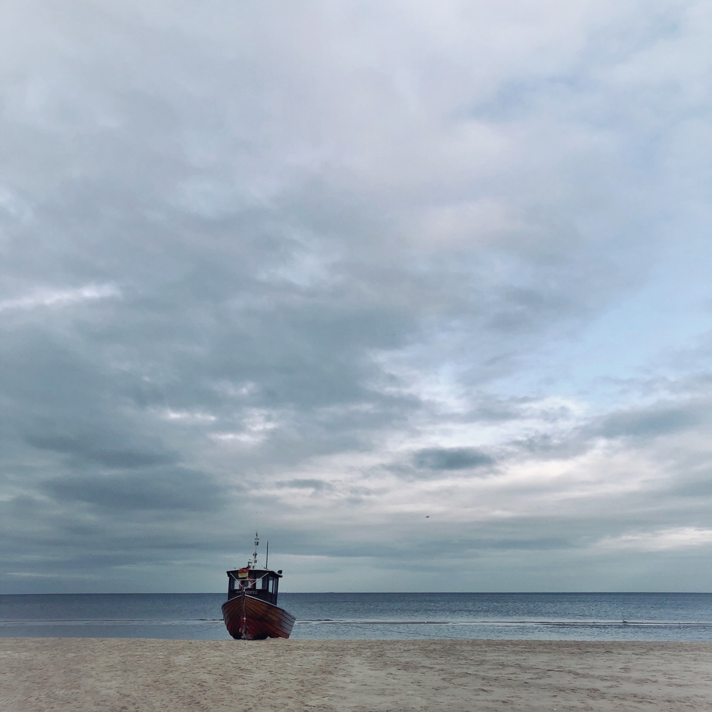 Einsames Fischerboot am Meer