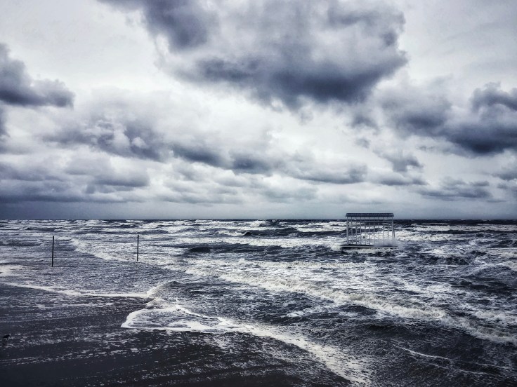 Stürmisches Meer mit Gischt auf den Wellen.