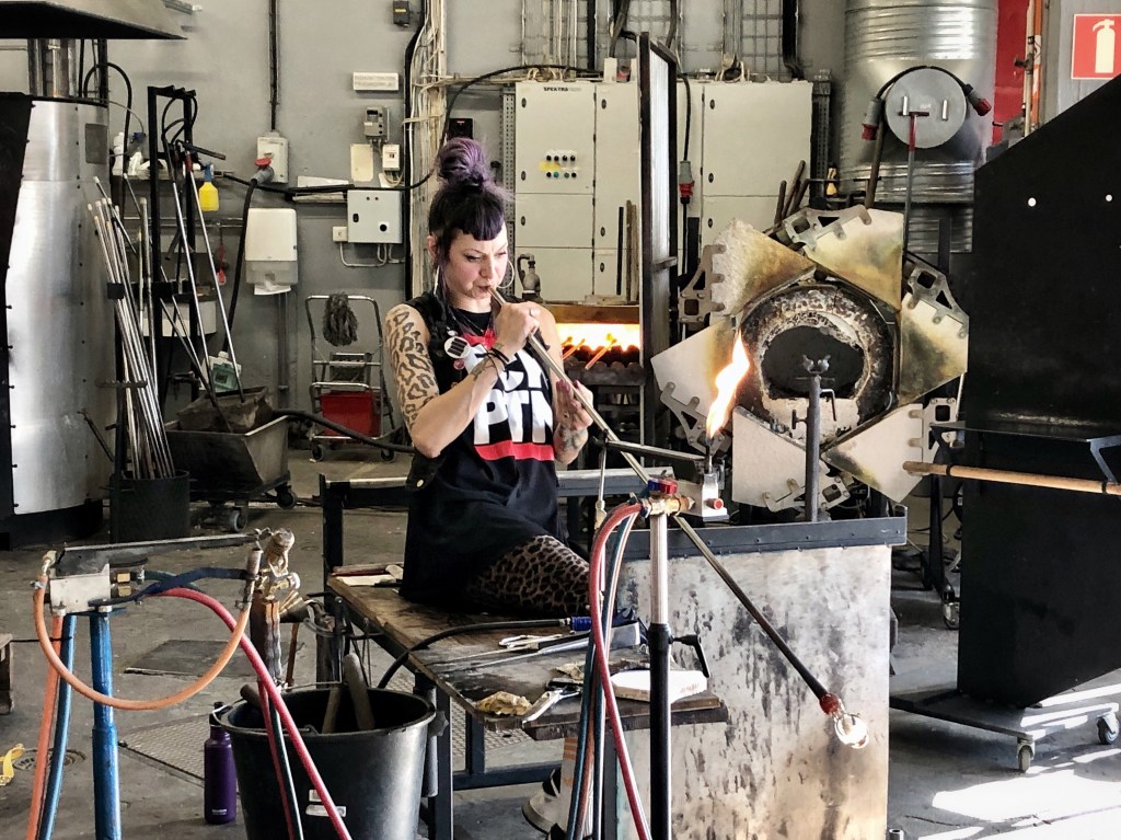 Glaskünstlerin Josefin Bravo in ihrem Element. © Sandra Grüning