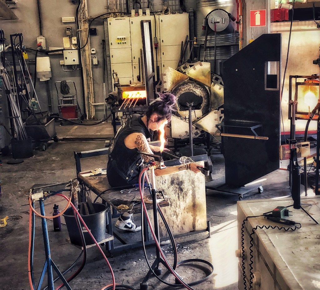 Für ihre Leidenschaft geht die Glasbläserin buchstäblich in Flammen auf. © Sandra Grüning