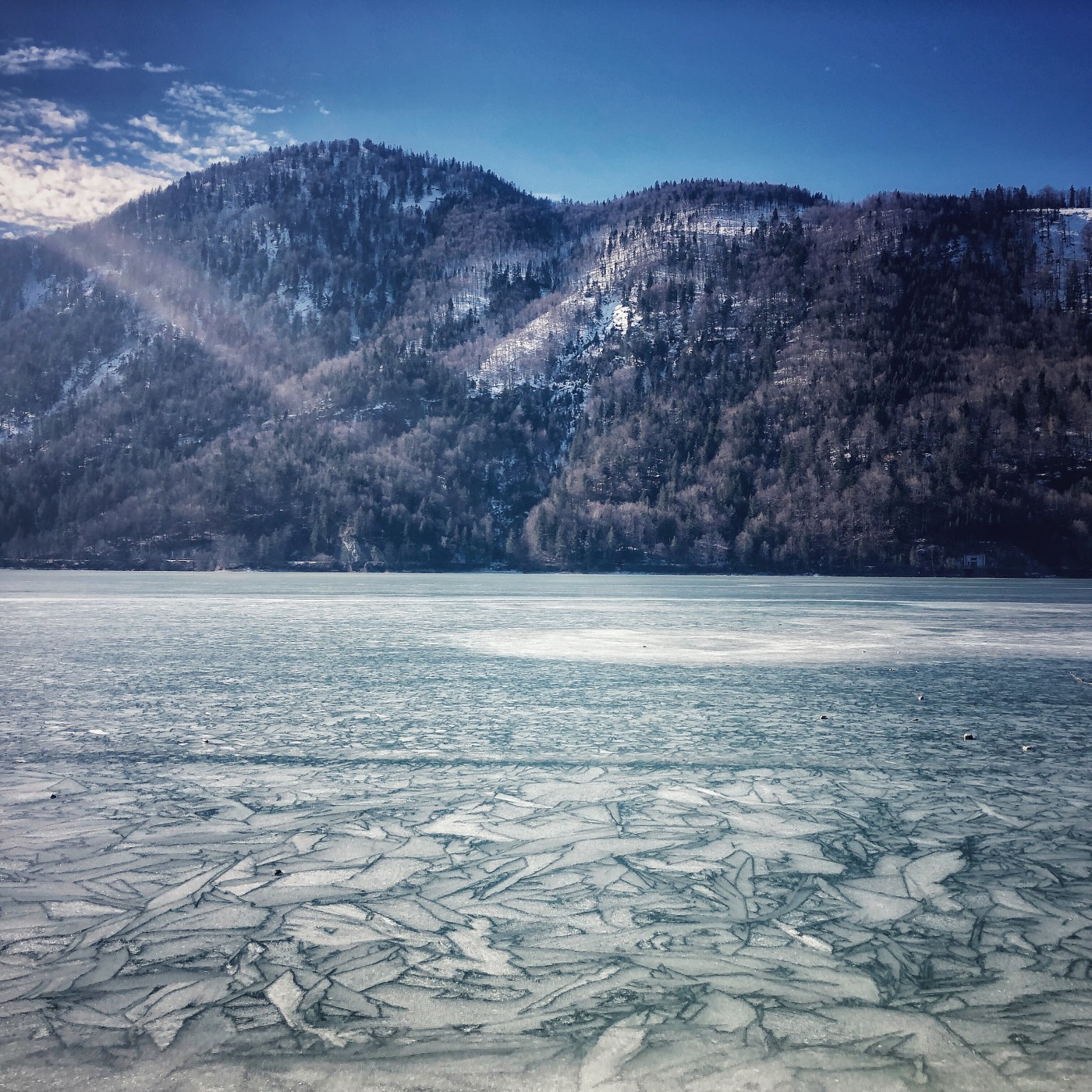 Hintersee in Österreich vereist.