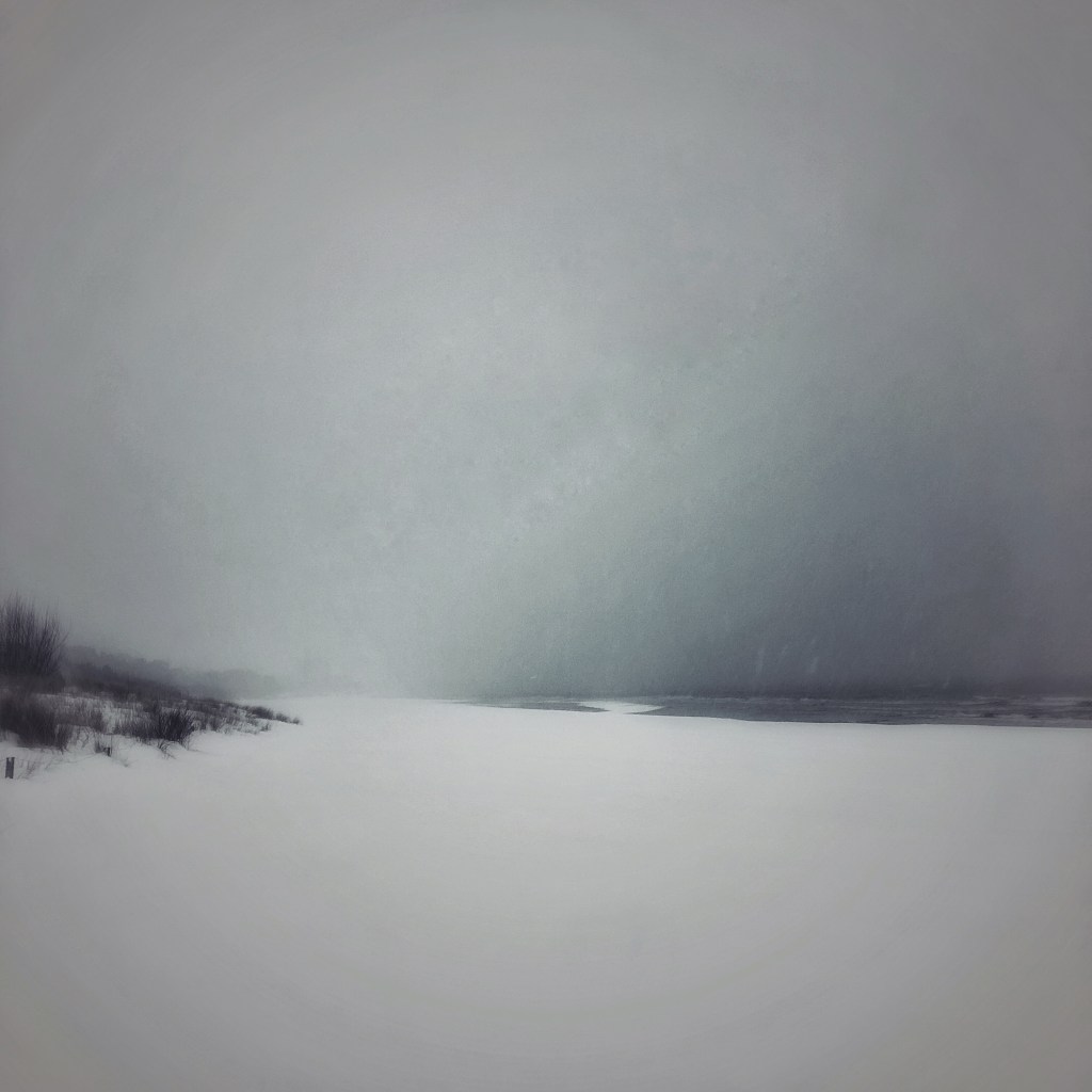 Verschneiter Strand im Schneegestöber
