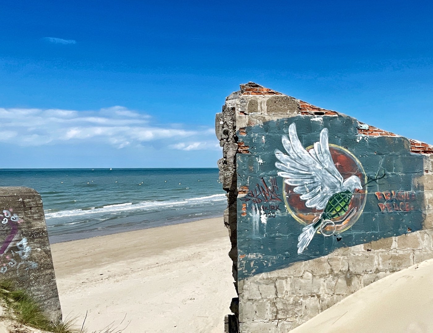 Plage de Zuydcoote mit Bunker und Graffiti © Sandra Grüning
