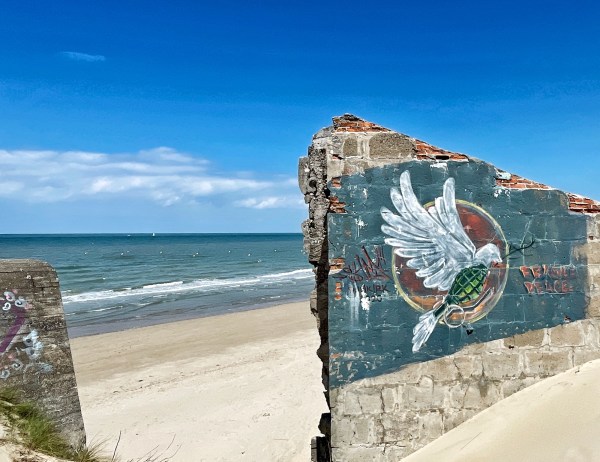 Plage de Zuydcoote mit Bunker und Graffiti © Sandra Grüning