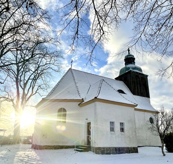 Die St. Michaelskirche von Zemitz im Winter mit Schnee und von der Sonne beschienen.